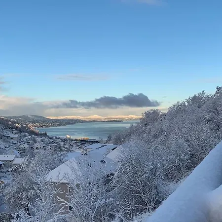 Vakantiehuis Cosy House With Sunny Terrace, Garden And Fjord View Bergen