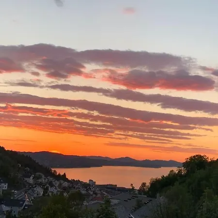 Vakantiehuis Cosy House With Sunny Terrace, Garden And Fjord View Bergen