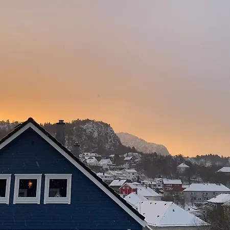 Vakantiehuis Cosy House With Sunny Terrace, Garden And Fjord View Bergen