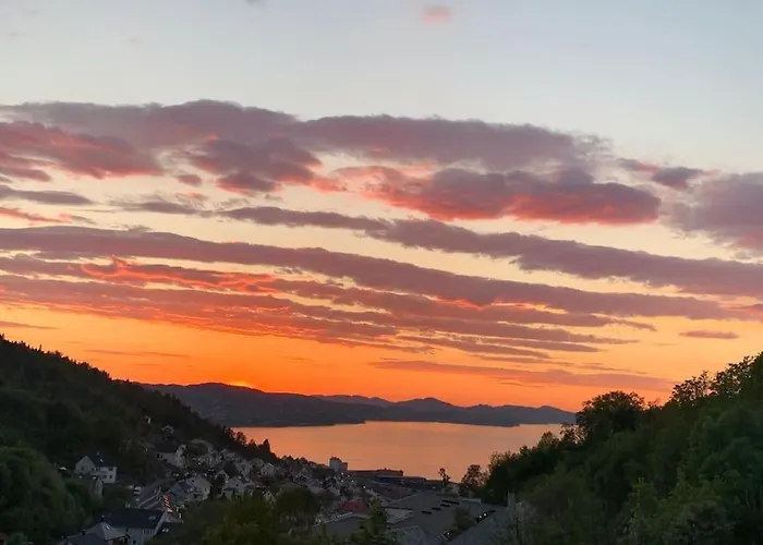Σπίτι διακοπών Cosy House With Sunny Terrace, Garden And Fjord View Μπέργκεν