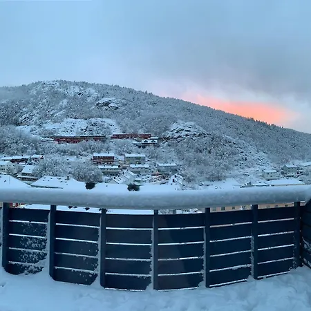 Cosy House With Sunny Terrace, Garden And Fjord View بيت للعطل برغن